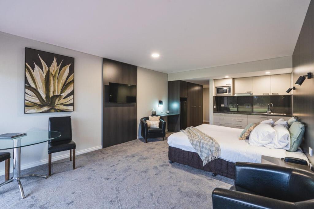Hotel Yarrawonga Mulwala Golf Club Exterior foto Studio apartment