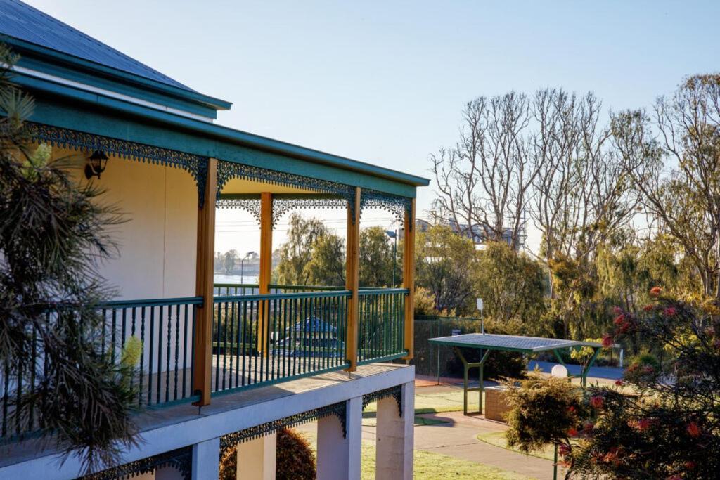 Hotel Yarrawonga Mulwala Golf Club Exterior foto The verandah of the house