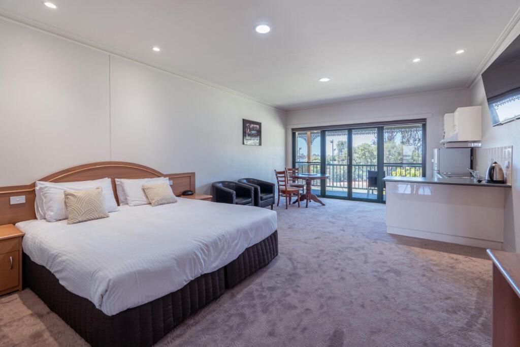 Hotel Yarrawonga Mulwala Golf Club Exterior foto Studio Suite