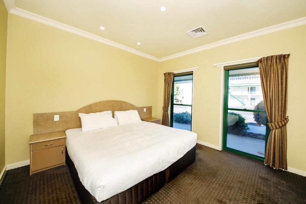 Hotel Yarrawonga Mulwala Golf Club Exterior foto A bedroom at the hotel