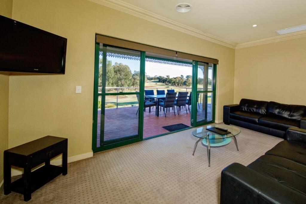 Hotel Yarrawonga Mulwala Golf Club Exterior foto Living room with a view of the golf course