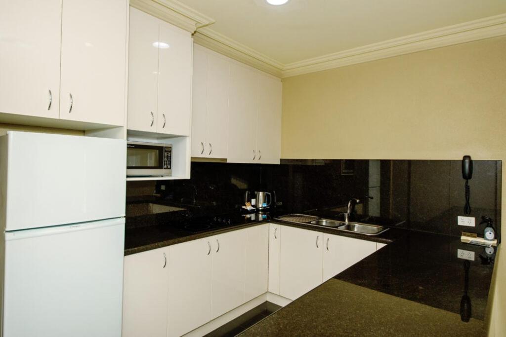 Hotel Yarrawonga Mulwala Golf Club Exterior foto A typical kitchen in a student apartment