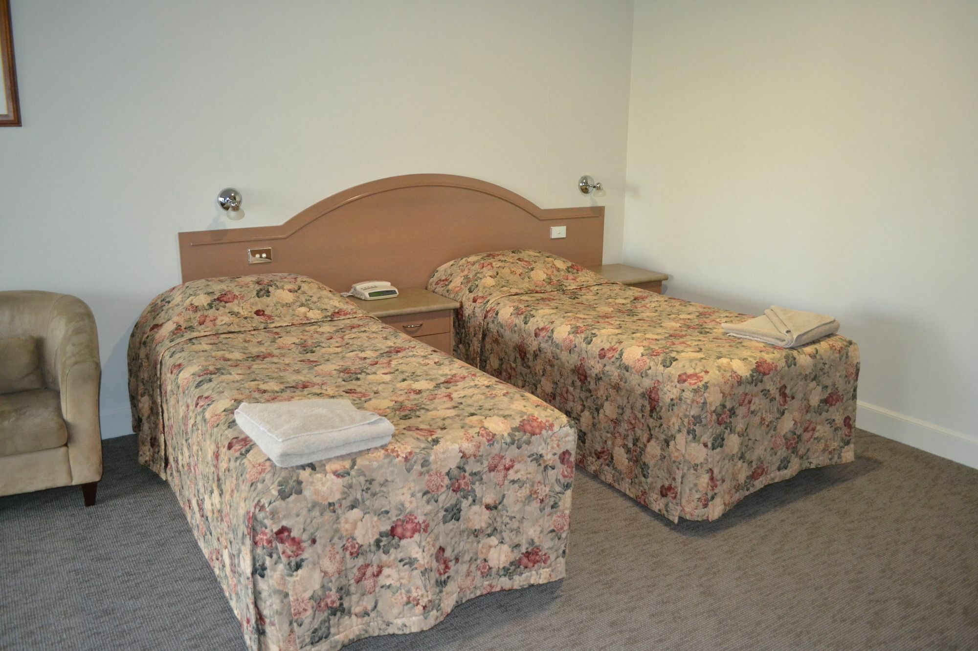 Hotel Yarrawonga Mulwala Golf Club Exterior foto A room at the hotel